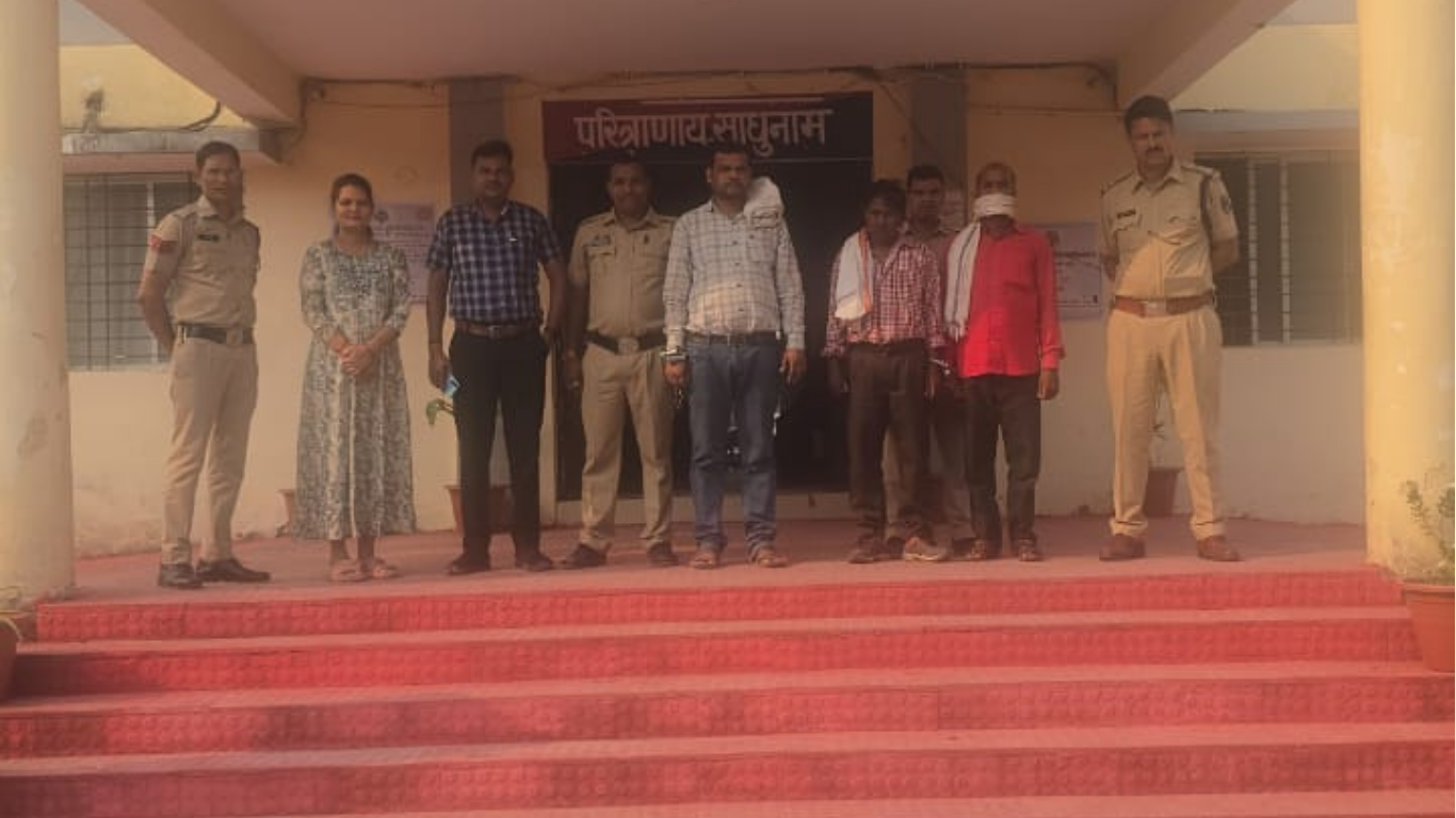 म्यूल एकांउट मे 1 करोड़ 30 लाख रूपये का लेन-देन करने पर 03 आरोपियों को गिरफ्तार कर भेजा गया जेल मुंगेली पुलिस अधीक्षक श्री भोजराम पटेल (भा.पु.से.) के निर्देशन मे म्यूल खाताधारकों के विरूद्ध कार्यवाही