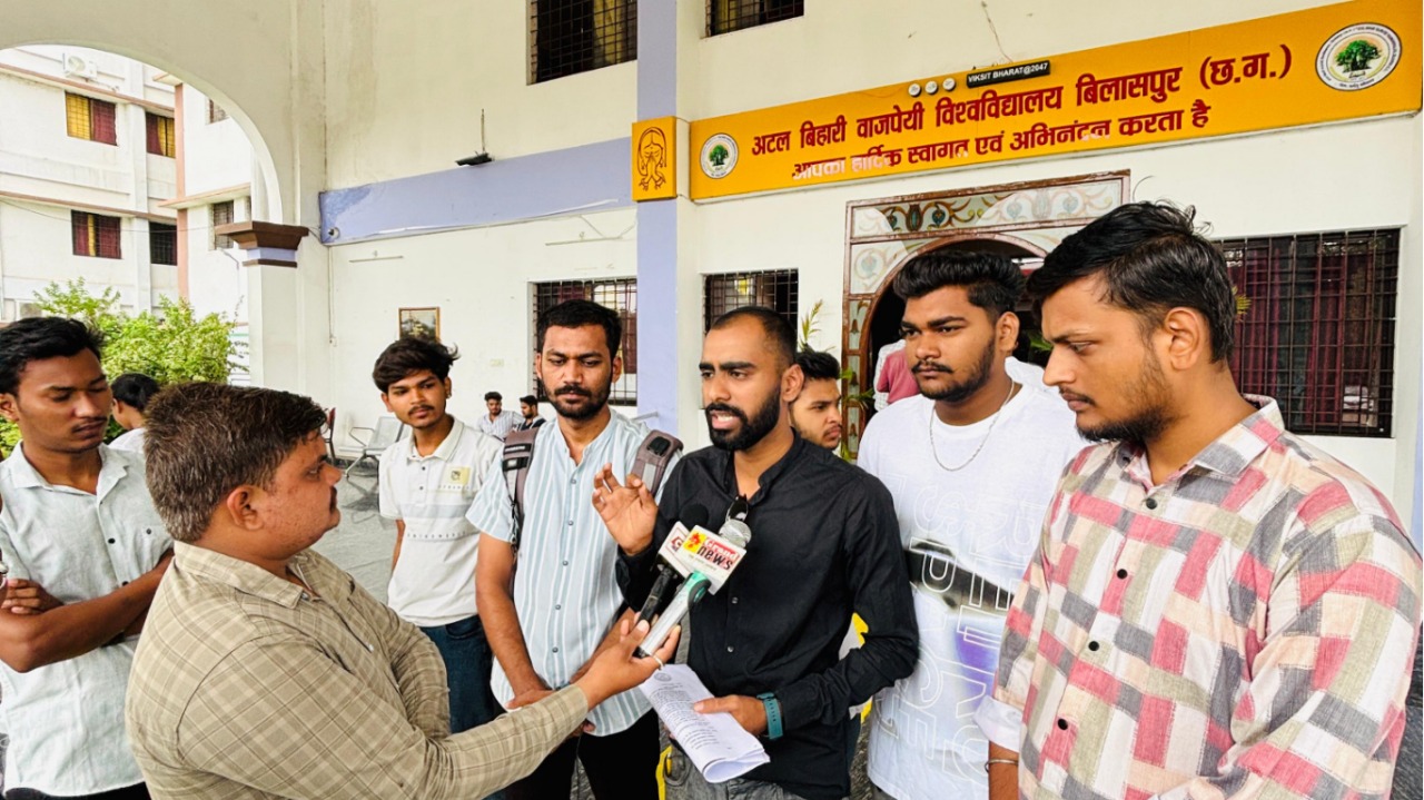 अटल बिहारी वाजपेयी विश्वविद्यालय में हंगामा: छात्रों ने उच्च शिक्षा सचिव को सौंपा ज्ञापन, कुलपति जांच की उठाई मांग अटल बिहारी वाजपेयी विश्वविद्यालय